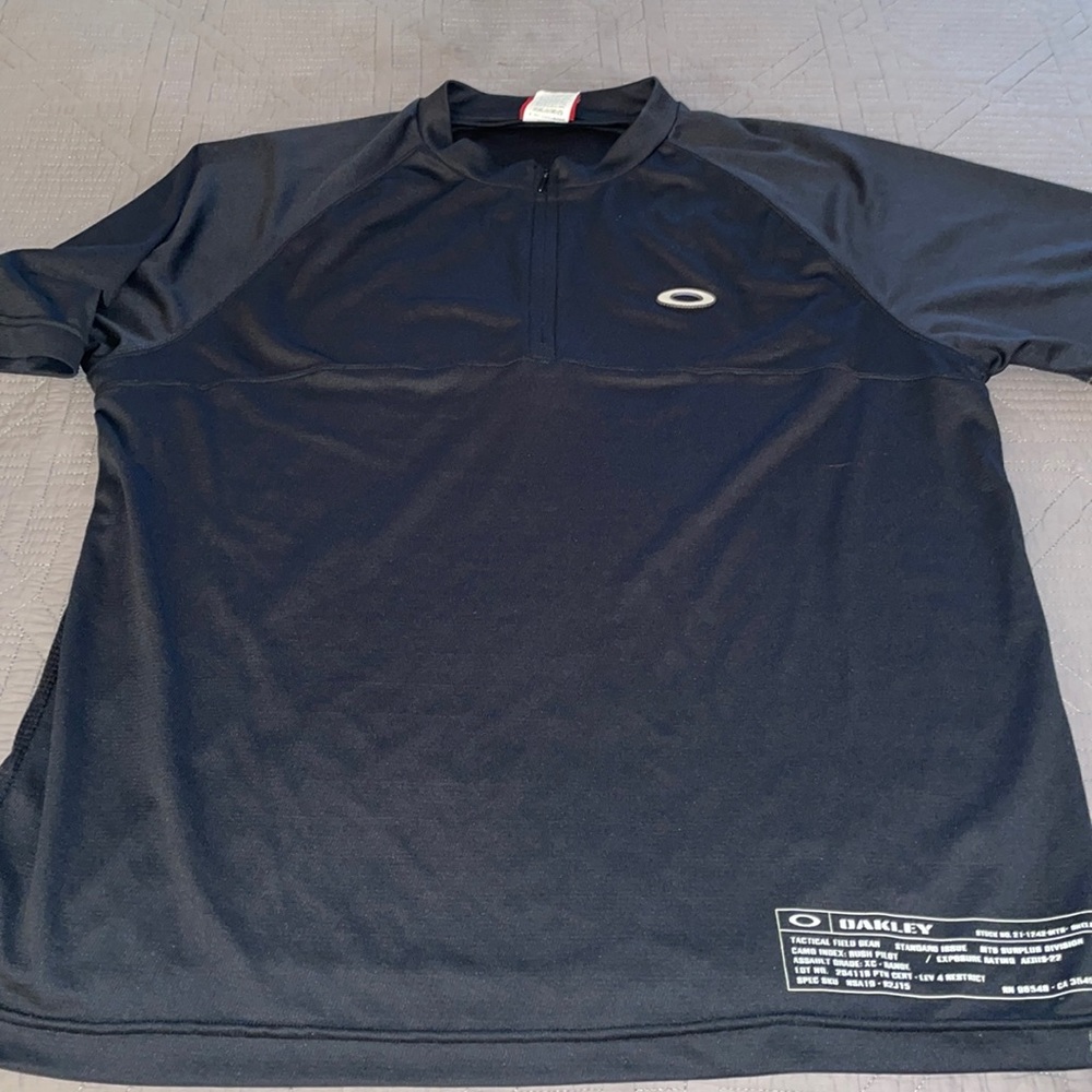 Men’s Oakley active shirt